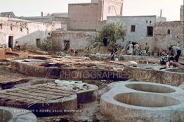 Image du Maroc Professionnelle de  Marrakech est renommé par sa maroquinerie, cette ville touristique du Maroc dispose de plusieurs tanneries qui sont isolé des souks de la ville, le quartier des tanneurs est un endroit pittoresque où on découvre les secrets de la technique de travail du cuir exécuté par les familles locales depuis des générations, Mercredi 18 Août 1982. (Photo / Abdeljalil Bounhar) 